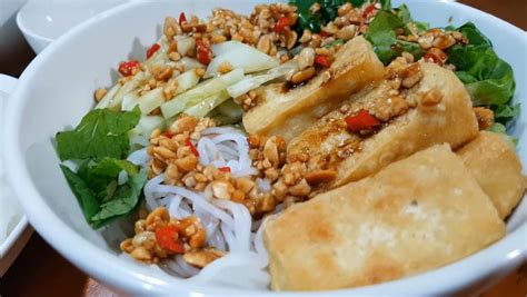   Bún Đậu Hũ Tươi Zunyi: Sự Kết Hợp Hoàn Hảo Của Món Canh Ngon Lành Và Thịt Xông Khói Giòn Tan!