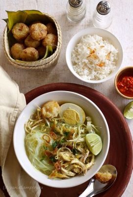  Soto Ayam Lamongan:  Một bát súp gà nóng hổi với hương vị cay nồng và vị ngọt thanh của nước cốt dừa!