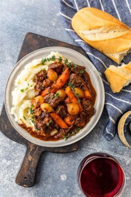  Bœuf Bourguignon: Món Ngon Đậm đà Của Bourgogne, Phảng Phất Vị Thơm Lừng Của Rượu Vang & Khúc Lanh của Rau Củ Mùa Đông!