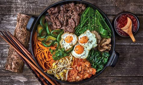  Bibimbap: Món cơm trộn đầy màu sắc kết hợp với hương vị cay nồng và umami?!