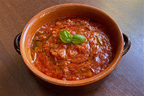  Pappa al Pomodoro: Cà Chua Sôi Sùng Sục Lẫn Bột Mì Mềm Núng, Một Sự Phối Hợp Hoàn Mỹ Cho Tâm Hồn Yêu Ẩm Thực