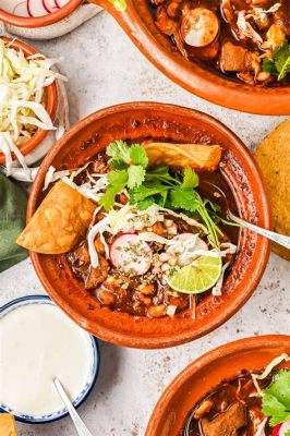  Pozole: Một món súp cay nồng, đậm đà kết hợp với sự giòn tan của topping bắp rang và rau húng quế tươi!