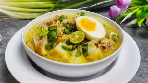  Soto Banjar! A Creamy Indulgence Bursting with Aromatic Spice and Tender Chicken